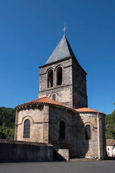 法国奥弗涅村的小罗马式教堂 — 图库照片