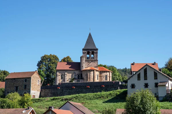 Fransa Nın Auvergne Köyündeki Küçük Bir Roma Kilisesi — Stok fotoğraf