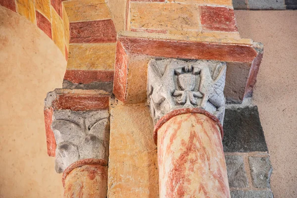 Detalhe Escultura Pintura Uma Coluna Uma Igreja Auvergne França — Fotografia de Stock