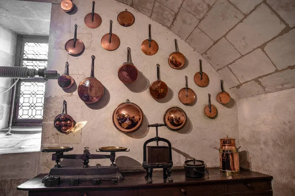 Batch Copper Saucepans Hanging Wall Kitchen Chteau Chenonceau France — Stock Photo, Image