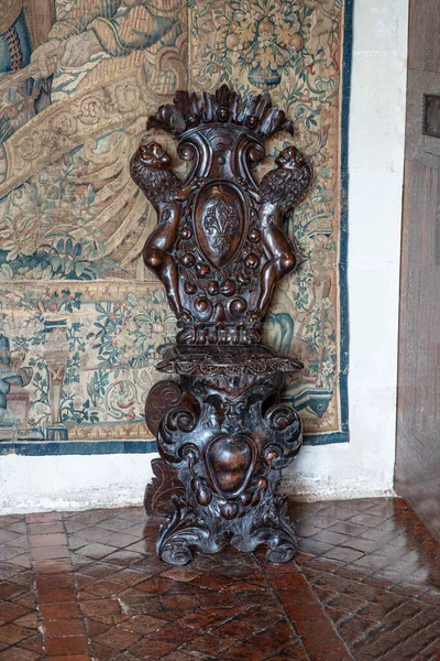 Μια Παλιά Σκαλιστή Ξύλινη Καρέκλα Από Μεσαίωνα Ένα Δωμάτιο Στο — Φωτογραφία Αρχείου