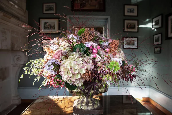 Zbliżenie Bukiet Kwiatów Starym Stylu Pokój Obrazami Wiszącymi Oddali — Zdjęcie stockowe