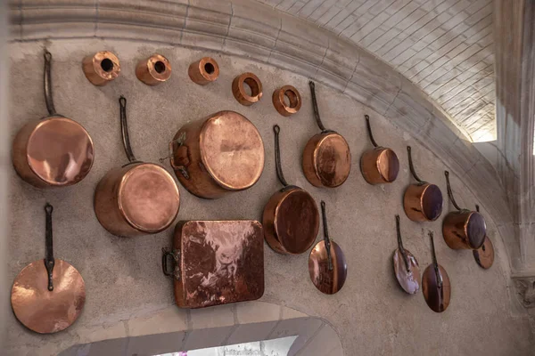 Set Copper Saucepans Hanging Wall Kitchen Chteau Chenonceau France — Stock Photo, Image