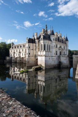 Fransa 'daki Loire nehrinin kıyısında Chenonceau Şatosu' nun dış mimarisi