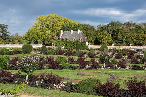 Krajobraz Ogrodach Chteau Chenonceau Francji Malowniczym Domkiem Tle — Zdjęcie stockowe