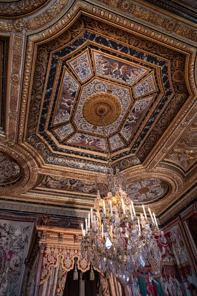 法国枫丹白露城堡天花板上的巴洛克装饰 — 图库照片