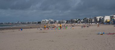 Fransa, Brittany 'de Pornichet ve La Baule plajları, deniz kenarında, arka planda kasaba var.