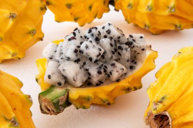 Sarı ejderha meyvesi veya pitaya yakın çekim