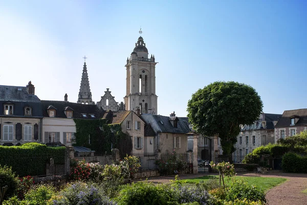 Fransa 'nın Senlis kasabasındaki eski evler ve kilise.