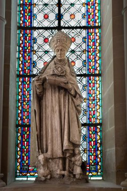 Fransa 'da bir Katolik kilisesinin vitrindeki heykel.