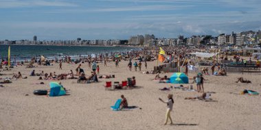 Brittany 'deki plaj Fransa' da yaz tatili boyunca insanlarla doluydu.