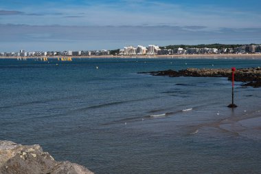 Fransa 'nın Brittany kentindeki Pornichet ve La Baule' de deniz manzarası