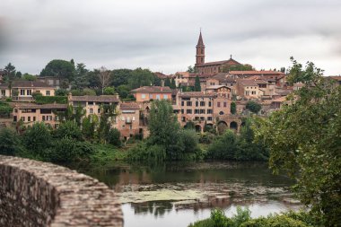 Fransa 'daki Albi şehrinin mimarisi ve Tarn Nehri.