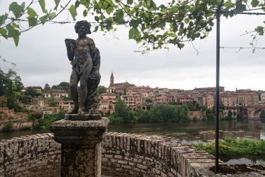 Fransa 'daki Albi şehrinin mimarisi ve Tarn Nehri.