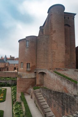 Fransa 'nın Albi kentindeki kırmızı tuğlalı Sainte Cile katedralinin mimarisi.