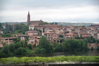 Fransa 'daki Albi şehrinin mimarisi ve Tarn Nehri.