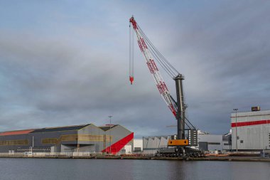 Crane, Fransa 'nın Brittany kentindeki Saint-Nazaire limanında bir rıhtımda depo ve hangar var.