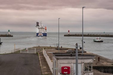 Fransa, Brittany 'deki Saint-Nazaire limanından büyük bir Ro-Ro kargo gemisi ayrılıyor.