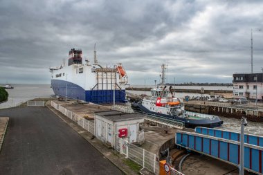 Fransa, Brittany 'deki Saint-Nazaire limanından büyük bir Ro-Ro kargo gemisi ayrılıyor.