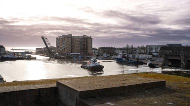 Fransa, Brittany 'deki Saint-Nazaire limanının panoramik görüntüsü