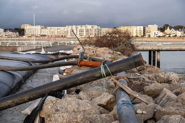 Brittany, Fransa 'da deniz tabanından kum veya alüvyon çıkarmak için bir liman üzerinde çalışın