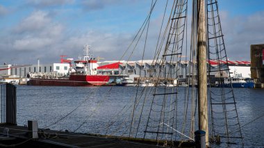 Brittany, Fransa 'da Saint-Nazaire limanında tekne, baraka ve enkaz