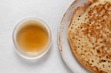 Ev yapımı krep ve akçaağaç pekmezi.