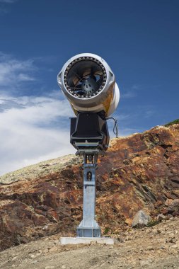 Fransız Alplerinde yaz aylarında yapay kar topu.