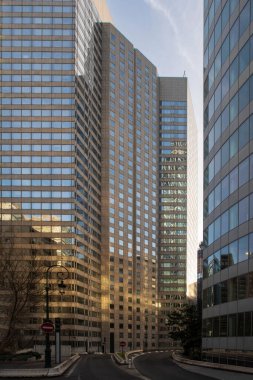 Paris, Fransa 'daki La Dfense iş bölgesinde büyük modern kule