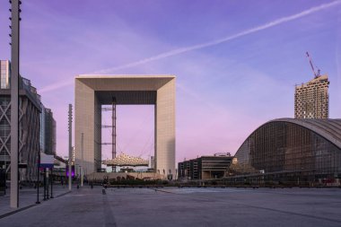 Paris, Fransa - 01 / 28 / 2024: Paris, Fransa 'nın La Dfense bölgesinde büyük kemer