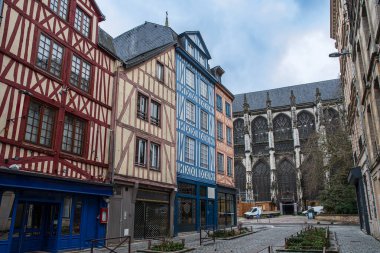 Fransa 'nın Normandiya kentindeki Rouen şehrinde eski yarı keresteli evler.