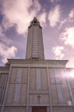 Le Havre, Fransa - 27 Şubat 2024: Fransa 'nın Le Havre kentindeki modern Saint Joseph kilisesi