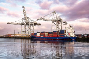 Uluslararası ticaret gemisi Fransa 'nın Le Havre limanında.