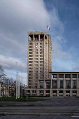 Fransa 'nın Le Havre şehrinin modern belediye binasında çatıda bir Fransız bayrağı var.