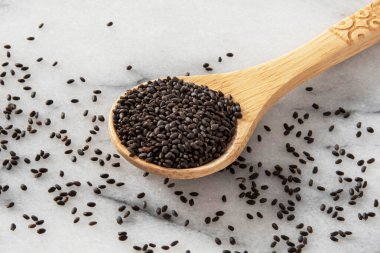 Siyah fesleğen tohumlarının yakın plan çekimi