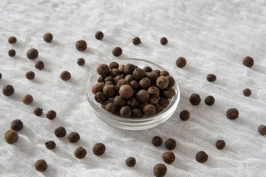 Beyaz arka planda Allspice veya Jamaica biberi