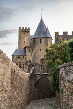Fransa 'nın güneyindeki Carcassonne kasabasındaki Hisar' ın mimarisi.