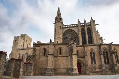 Fransa 'nın güneyindeki Carcassonne kasabasındaki bazilikanın dış mimarisi.