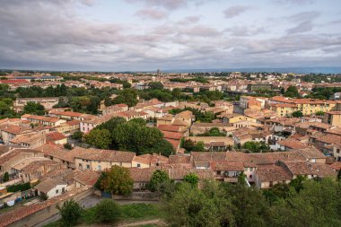 Fransa 'nın güneyindeki Carcassonne kasabasındaki evlerin panoraması