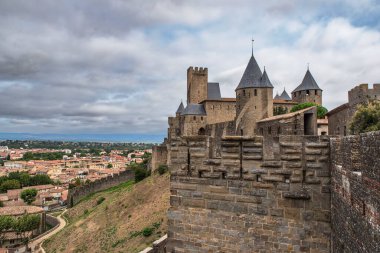 Fransa 'nın güneyindeki Carcassonne kasabasındaki Hisar' ın mimarisi.