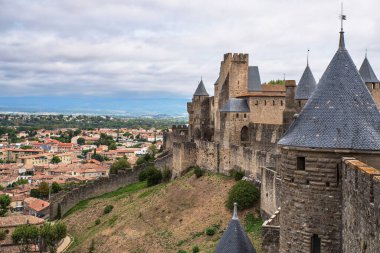 Fransa 'nın güneyindeki Carcassonne kasabasındaki Hisar' ın mimarisi.