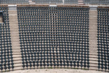 Bir gösteri için açık hava tiyatrosunda boş koltuklar.