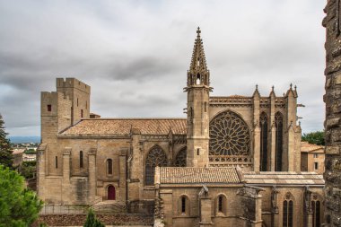 Fransa 'nın güneyindeki Carcassonne kasabasındaki bazilikanın dış mimarisi.