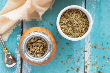 Tipik bir Güney Amerika kabağında çay, yanında kuru yapraklar var.