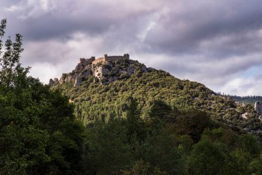 Fransa 'nın güneyindeki bir dağın tepesindeki Cathar kalesi.