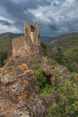 Güney Fransa 'nın Katar bölgesindeki ortaçağ Lastour şatosunun kalıntıları.