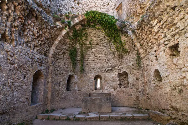 Autel Une Église Médiévale Dans Les Ruines Château Cathare Peyrepertuse Images De Stock Libres De Droits
