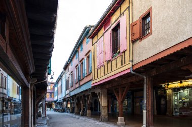 Fransa 'nın güneyinde, Languedoc Roussillon' daki Mirepoix ortaçağ köyünün mimarisi.