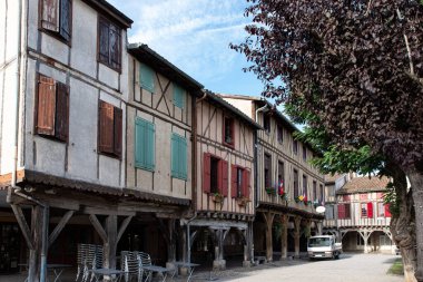 Fransa 'nın güneyinde, Languedoc Roussillon' daki Mirepoix ortaçağ köyünün mimarisi.