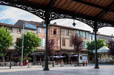 Fransa 'nın güneyinde, Languedoc Roussillon' daki Mirepoix ortaçağ köyünün mimarisi.
